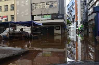 PORTO ALEGRE (RS) Brezilya 18 / 05 / 2024 Porto Alegre (Demae) Belediye Su ve Kanalizasyon Dairesi Avenida Maua ve Rua Padre Tome arasında 3 numaralı baraj kapısını açtı. Ameliyat yaklaşık bir saat sürdü.. 