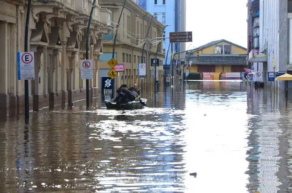 stock image PORTO ALEGRE(RS) Brazil 18/05/2024 The Municipal Department of Water and Sewage of Porto Alegre (Demae) opened floodgate number 3, between Avenida Maua and Rua Padre Tome. The operation lasted approximately of an hour. 