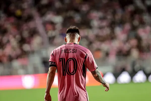 Fort Laurent, Florida (ABD), Lionel Messi, 18 Mayıs 2024 Cumartesi günü Fort Lauderdale, Florida 'daki Chase Stadyumu' nda oynanan maçta, MLS için Dc United ile oynadığı maçta. 