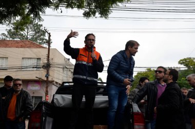 Porto Alegre (SC), Brezilya 05 / 20 / 2024 Selden etkilenenlerin protestolarını kaydetmek için 4. bölge bölgesinde güvenlik, temizlik ve elektrik talep etti.