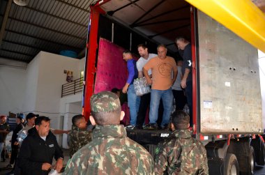 Porto Alegre (SC), Brezilya 05 / 20 / 2024 Sel mağdurları adına gönüllü çalışmalarının kaydı (20) Pazartesi (20). Sivil toplum kendini başkentin farklı yerlerinde organize etti.