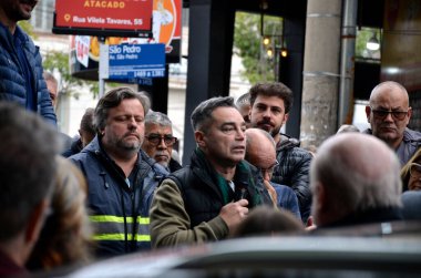 Porto Alegre (SC), Brezilya 05 / 20 / 2024 selden etkilenenlerin protestolarını kaydetmek, 4. bölge bölgesinde güvenlik, temizlik ve elektrik talep etti. Etkinlikte işadamları ve çalışanlar bir araya geldi