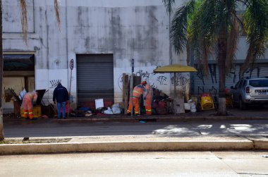 Porto Alegre (SC), Brezilya 05 / 21 / 2024 Tarih Merkezi, Floresta ve Sao Geraldo bölgesinde bu Salı günü meydana gelen hasarın kaydı. Gün, sakinler ve esnaflar için temizlik günüdür.