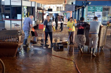 Porto Alegre (SC), Brezilya 05 / 21 / 2024 Tarih Merkezi, Floresta ve Sao Geraldo bölgesinde bu Salı günü meydana gelen hasarın kaydı. Gün, sakinler ve esnaflar için temizlik günüdür.
