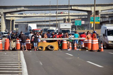 Porto Alegre (RS), 05/22/2024  Record of the protest of those affected by floods on the BR-290 Highway (Freeway), this Wednesday (22). The event brought together residents of the Farrapos neighborhood