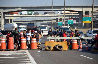 Porto Alegre (RS), 05/22/2024  Record of the protest of those affected by floods on the BR-290 Highway (Freeway), this Wednesday (22). The event brought together residents of the Farrapos neighborhood