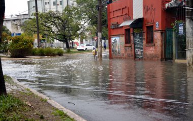 Porto Alegre (SC), Brezilya 05 / 23 / 2024 Yağmur bir kez daha aksamaya ve başkentteki mahalleleri sel basmasına yol açtı. Menino Deus ve Cidade Baixa gibi yerler
