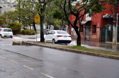 Porto Alegre (SC), Brezilya 05 / 23 / 2024 Yağmur bir kez daha aksamaya ve başkentteki mahalleleri sel basmasına yol açtı. Menino Deus ve Cidade Baixa gibi yerler