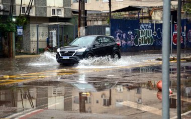 Porto Alegre (SC), Brezilya 05 / 23 / 2024 Yağmur bir kez daha aksamaya ve başkentteki mahalleleri sel basmasına yol açtı. Menino Deus ve Cidade Baixa gibi yerler