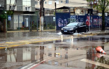 Porto Alegre (SC), Brezilya 05 / 23 / 2024 Yağmur bir kez daha aksamaya ve başkentteki mahalleleri sel basmasına yol açtı. Menino Deus ve Cidade Baixa gibi yerler