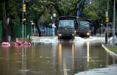 Porto Alegre (SC), Brezilya 05 / 23 / 2024 Yağmur bir kez daha aksamaya ve başkentteki mahalleleri sel basmasına yol açtı. Menino Deus ve Cidade Baixa gibi yerler