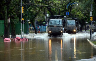 Porto Alegre (SC), Brezilya 05 / 23 / 2024 Yağmur bir kez daha aksamaya ve başkentteki mahalleleri sel basmasına yol açtı. Menino Deus ve Cidade Baixa gibi yerler