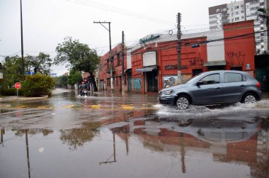 Porto Alegre (SC), Brezilya 05 / 23 / 2024 Yağmur bir kez daha aksamaya ve başkentteki mahalleleri sel basmasına yol açtı. Menino Deus ve Cidade Baixa gibi yerler