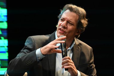Sao Paulo (SP), Brezilya 05 / 24 / 2024 - Sao Paulo Belediye Başkanı adayı Guilherme Boulos, iklim değişikliği konusunda görüşmek üzere Bakan Fernando Haddad ve Bakan Marina Silva ile bir araya geldi