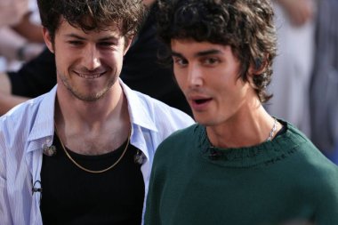 (Wallows, Today Show 'da Sabah Performansıyla Rockefeller Plaza' yı heyecanlandırıyor. 24 Mayıs 2024, New York, ABD: Wallows, ABD 'li alternatif rock grubu. Los Angeles 'ta kuruldu.. 