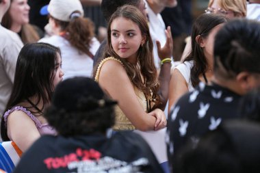 (Wallows, Today Show 'da Sabah Performansıyla Rockefeller Plaza' yı heyecanlandırıyor. 24 Mayıs 2024, New York, ABD: Wallows, ABD 'li alternatif rock grubu. Los Angeles 'ta kuruldu.. 