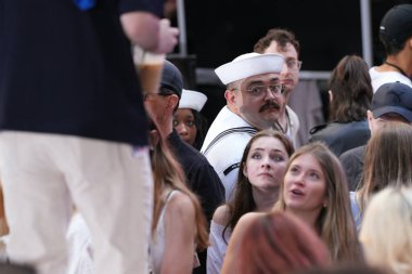 (Wallows, Today Show 'da Sabah Performansıyla Rockefeller Plaza' yı heyecanlandırıyor. 24 Mayıs 2024, New York, ABD: Wallows, ABD 'li alternatif rock grubu. Los Angeles 'ta kuruldu.. 