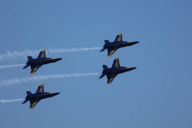 Bethpage Hava Gösterisi 2024. 24 Mayıs 2024, Jones Beach, ABD: 2024 Bethpage Hava Şovu, 25 Mayıs Cumartesi ve 26 Mayıs Pazar günleri saat 10: 00-15: 00 saatleri arasında gerçekleşerek, ABD Donanma Mavi Melekleri 'ni ana grup olarak karşıladı.