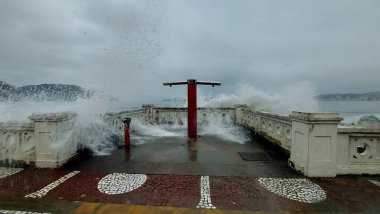 SANTOS (SP), Brezilya 05 / 25 / 2024 Cumartesi günü Santos şehrinde hafif yağmur ve dalgalı denizlerle başladı ve Ponta da Praia 'dan denizaltıya ve Jose Menino plajına kadar akşam saatlerine kadar bulutlu ve yağmurlu kaldı.