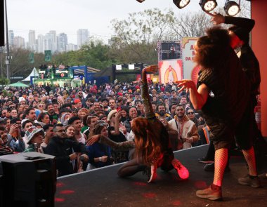 SAO PAULO (SP), Brezilya 05 / 26 / 2024 Grup Getulio Abelha, Sao Paulo 'nun batısındaki Parque Villa Lobos' ta düzenlenen Nomade Festivali sırasında, bu Pazar, 26.