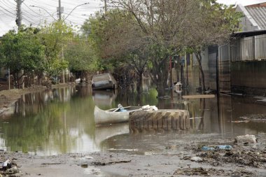 PORTO ALEGRE (RS), 05 / 26 / 2024 - Sel basmış sokakların manzarası ve başkentin caddeleri boyunca bir sürü çöp, şehrin kuzeyindeki bağış noktaları bu Pazar günü öğleden sonra büyük kuyruklar oluşturuyor (26)).