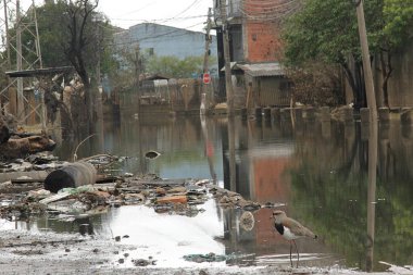 PORTO ALEGRE (RS), 05 / 26 / 2024 - Sel basmış sokakların manzarası ve başkentin caddeleri boyunca bir sürü çöp, şehrin kuzeyindeki bağış noktaları bu Pazar günü öğleden sonra büyük kuyruklar oluşturuyor (26)).