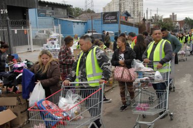 PORTO ALEGRE (RS), 05 / 26 / 2024 - Sel basmış sokakların manzarası ve başkentin caddeleri boyunca bir sürü çöp, şehrin kuzeyindeki bağış noktaları bu Pazar günü öğleden sonra büyük kuyruklar oluşturuyor (26)).