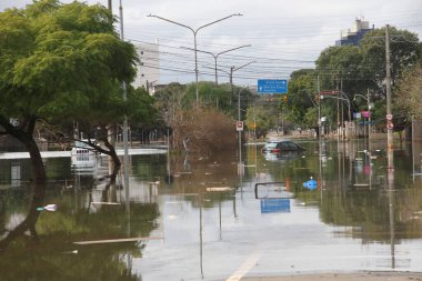 PORTO ALEGRE (RS), 05 / 26 / 2024 - Sel basmış sokakların manzarası ve başkentin caddeleri boyunca bir sürü çöp, şehrin kuzeyindeki bağış noktaları bu Pazar günü öğleden sonra büyük kuyruklar oluşturuyor (26)).