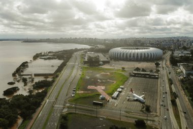 PORTO ALEGRE (RS), 05 / 26 / 2024: Beira Rio olarak bilinen Jose Pinheiro Borda stadyumunun havadan görünüşü, futbol stadyumu Porto Alegre 'nin Guaiba Gölü kıyısında yer almaktadır.. 