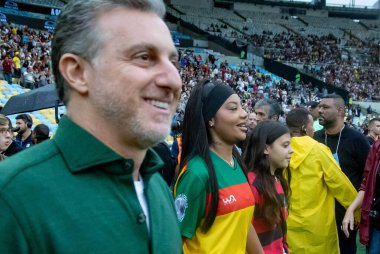 Rio de Janeiro (RJ), 05 / 26 / 2024 Sunucu Luciano Hulk Dayanışma Futbolu sırasında, eski oyuncular ve sanatçılar ile kurulan takımlarla maç yaptı