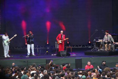 SAO PAULO (SP), Brezilya 05 / 26 / 2024 Şarkıcı Maria Gadu, Sao Paulo kentinin batısındaki Parque Villa Lobos 'ta düzenlenen Nomade Festivali sırasında, bu Pazar, 26..