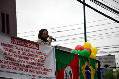 Porto Alegre (SC), Brezilya 05 / 27 / 2024 Selden etkilenenlerin protestolarını kaydetmek için 4. bölge bölgesinde güvenlik, temizlik ve elektrik talep etti