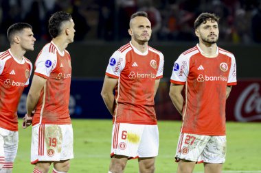 BARUERI (SP), Brezilya 05 / 28 / 2024 Internacional ekibi, Rio Grande do Sul 'da oynanan iç saha maçından önce yaşanan trajediyi hatırlayarak sahaya çamurla lekelenmiş bir şekilde giriyor.