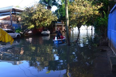 PORTO ALEGRE (RS) Brezilya 05 / 29 / 2024 Guaiba Gölü 'nün suları geri dönüyor ama hala suyun kanalizasyondan bazı sokaklara geri döndüğü noktalar var, bu çarşamba Porto Alegre' de çekilen görüntüler