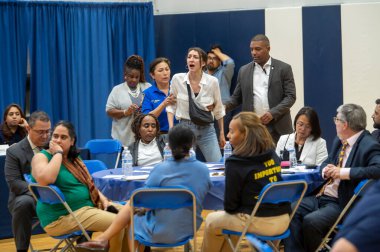 Belediye Başkanı Adams Toplum Konuşmasına Ev Sahipliği Yapıyor. 28 Mayıs 2024, New York, New York, ABD: Bir göstericiye New York Belediye Başkanı Eric Adams 'ın Frank Sinatra Sanat Okulu' ndaki konuşmasını yarıda kesmesi üzerine NYPD Polis Memurları eşlik etti