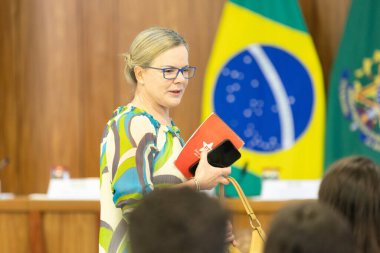 PT Başkanı Gleise Hoffmann, Rio Grande do Sul 'un yeniden inşası ve nüfusu destekleyecek yeni tedbirleri açıklamak için düzenlediği basın toplantısında.