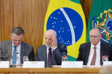 BRASILIA (DF) 05 / 29 / 2024 Cumhuriyet Başkanı Luis Inacio Lula da Silva, Başkan Yardımcısı Geraldo Alckmin ve Tarım Bakanı Carlos Favaro, Basın Konferansında yeni tedbirleri destekleyeceklerini duyurdular. 