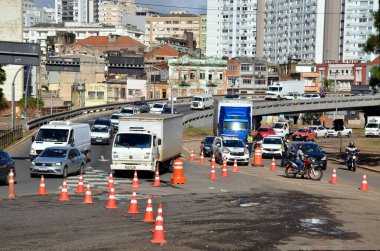 Porto Alegre (SC), Brezilya 05 / 30 / 2024 Sel sonrası temizlik kayıtları, bu Perşembe günü Porto Alegre Merkez Otobüs İstasyonu civarında gerçekleşti. Otobüs durağı bakım için kapalı kalıyor
