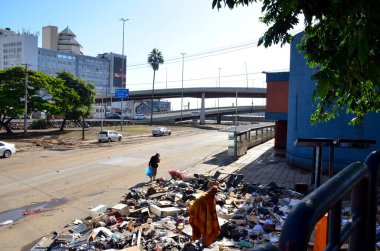 Porto Alegre (SC), Brezilya 05 / 30 / 2024 Sel sonrası temizlik kayıtları, bu Perşembe günü Porto Alegre Merkez Otobüs İstasyonu civarında gerçekleşti. Otobüs durağı bakım için kapalı kalıyor