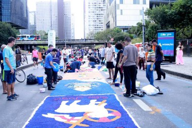 Rio de Janeiro (RJ), Brezilya 05 / 30 / 2024 - Bu Perşembe günü gerçekleşen Corpus Christi Günü kutlamasında, İsa 'nın gelişini sembolize eden geleneksel tuz halıları toplantısı yer alıyor. 