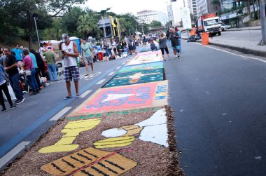 Rio de Janeiro (RJ), Brezilya 05 / 30 / 2024 - Bu Perşembe günü gerçekleşen Corpus Christi Günü kutlamasında, İsa 'nın gelişini sembolize eden geleneksel tuz halıları toplantısı yer alıyor. 