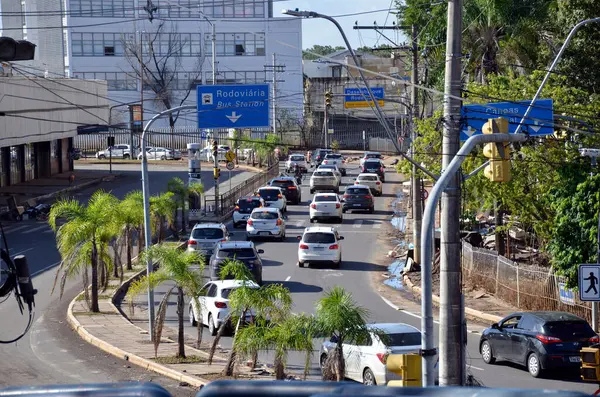 Porto Alegre (SC), Brezilya 05 / 30 / 2024 Sel sonrası temizlik kayıtları, bu Perşembe günü Porto Alegre Merkez Otobüs İstasyonu civarında gerçekleşti. Otobüs durağı bakım için kapalı kalıyor