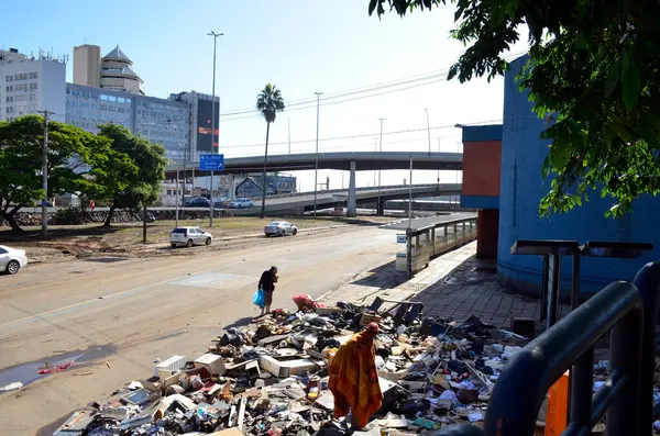 Porto Alegre (SC), Brezilya 05 / 30 / 2024 Sel sonrası temizlik kayıtları, bu Perşembe günü Porto Alegre Merkez Otobüs İstasyonu civarında gerçekleşti. Otobüs durağı bakım için kapalı kalıyor