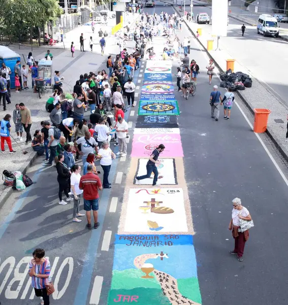 Rio de Janeiro (RJ), Brezilya 05 / 30 / 2024 - Bu Perşembe günü gerçekleşen Corpus Christi Günü kutlamasında, İsa 'nın gelişini sembolize eden geleneksel tuz halıları toplantısı yer alıyor. 