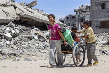 Gazze 'de Günlük Yaşam. 31 Mayıs 2024, Gazze, Filistin: Rafah, Gazze 'deki yerlerinden edilen insanların ölümcül hedeflerinin ardından Filistinlilerin günlük yaşamı