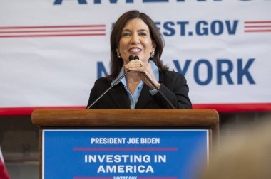Vali Hochul, düşük gelirli New Yorklulara ev enerjisi verimliliği ve elektrik güncellemeleri için 39,6 milyon dolar verildiğini duyurdu. 30 Mayıs 2024, New York, New York, ABD: New York Eyaleti Valisi Kathy Hochul temiz enerji sırasında konuştu