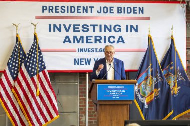 Vali Hochul, düşük gelirli New Yorklulara ev enerjisi verimliliği ve elektrik güncellemeleri için 39,6 milyon dolar verildiğini duyurdu. 30 Mayıs 2024, New York, ABD: Senato Çoğunluk Lideri, ABD Senatör Chuck Schumer konuşuyor. 