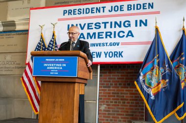 Vali Hochul, düşük gelirli New Yorklulara ev enerjisi verimliliği ve elektrik güncellemeleri için 39,6 milyon dolar verildiğini duyurdu. 30 Mayıs 2024, New York, New York, ABD: Beyaz Saray Kıdemli Danışmanı John Podesta temiz enerji sırasında konuştu