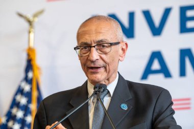 Vali Hochul, düşük gelirli New Yorklulara ev enerjisi verimliliği ve elektrik güncellemeleri için 39,6 milyon dolar verildiğini duyurdu. 30 Mayıs 2024, New York, New York, ABD: Beyaz Saray Kıdemli Danışmanı John Podesta temiz enerji sırasında konuştu