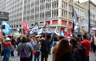 Porto Alegre (RS), 05 / 31 / 2024 İklim Yürüyüşü Kayıtları ve Cidade Baixa Mahallesi sakinleri Gösterileri, bu Cuma (31)). 